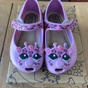 Mini Melissa size 7 purple giraffe